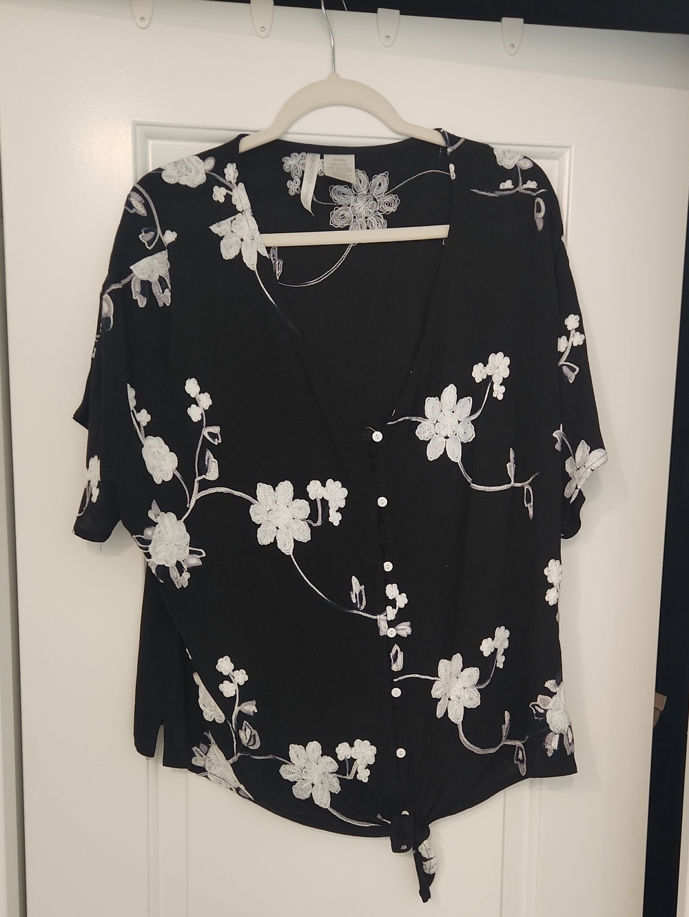 Black Floral Button-Front Tie Hem Women's Top